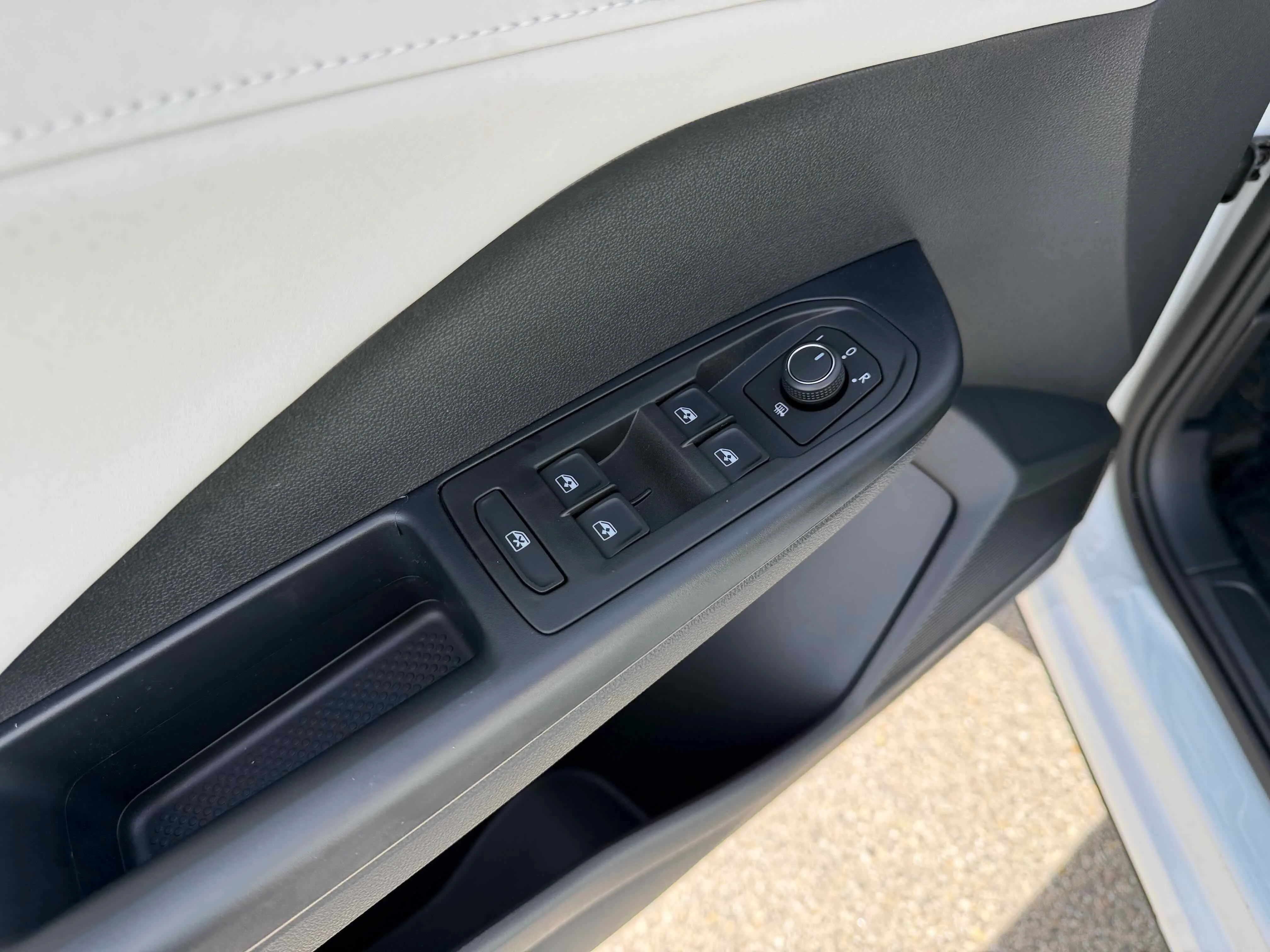 New 2026 Pure White Volkswagen SE image 15