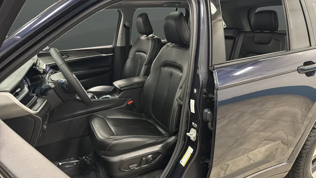 Used 2023 Midnight Sky Jeep 4xe image 9