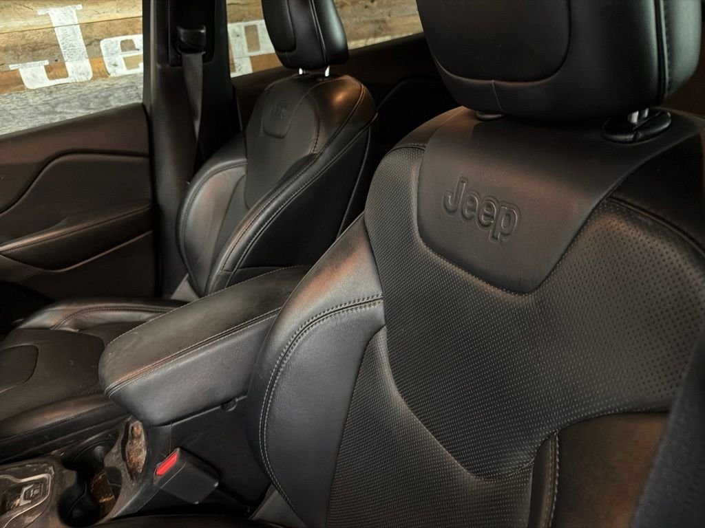 Used 2022 Gray Clearcoat Jeep Latitude Lux image 9