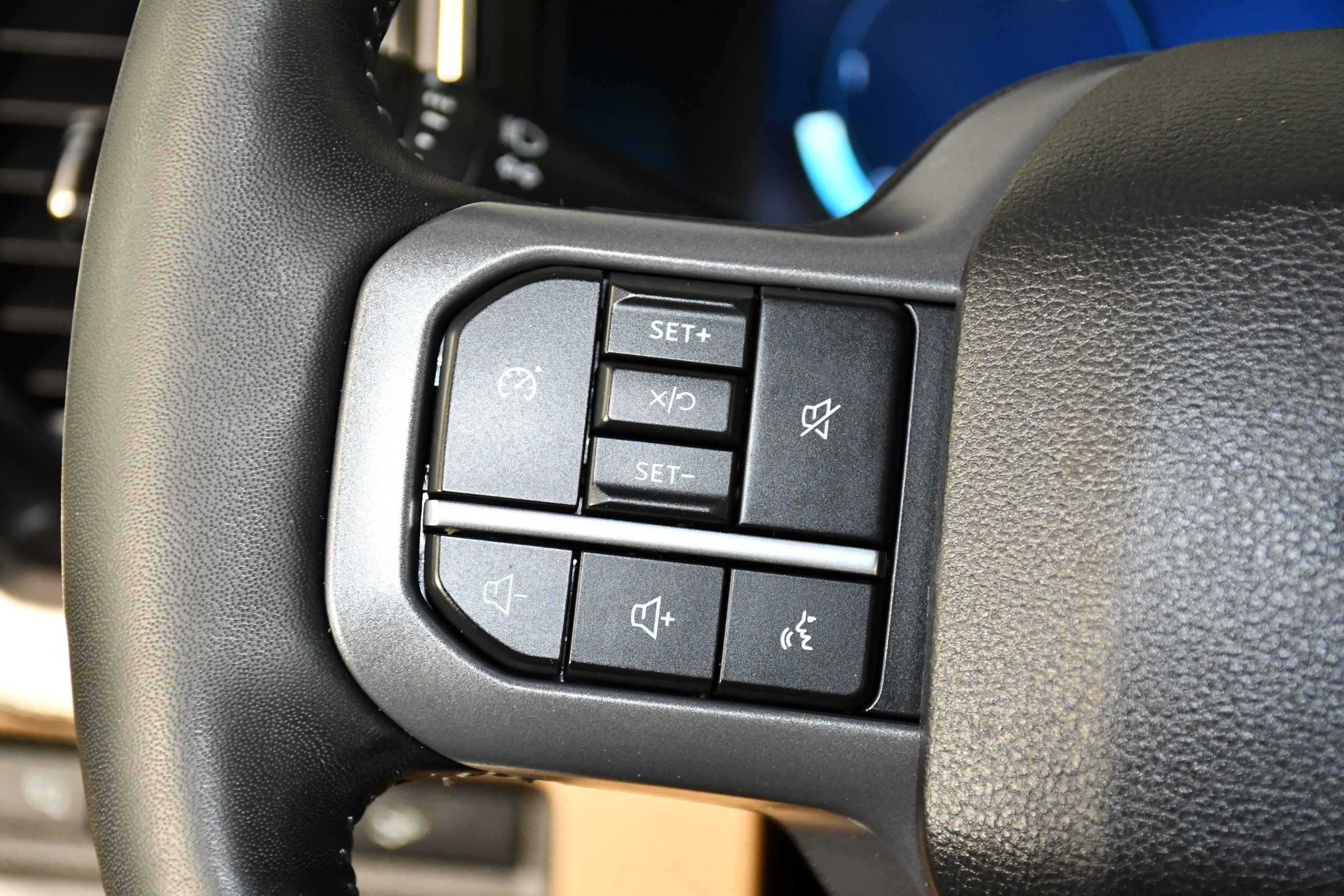 Used 2024 Gray Metallic Ford LARIAT image 25