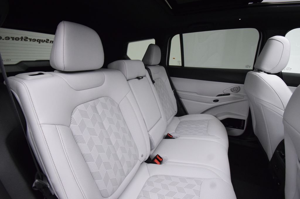 New 2026 Diamond Black Crystal Pearl-Coat Exterior Paint Jeep Overland image 20