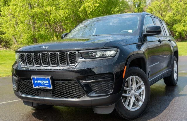 Used 2023 Black Jeep Laredo image 1