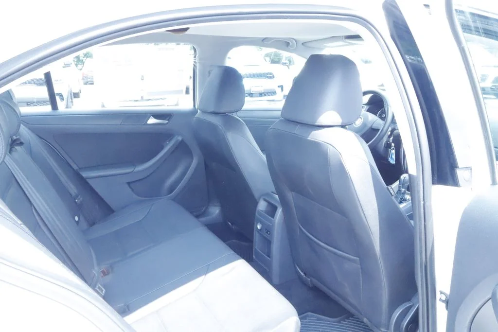 Used 2012 White Volkswagen 2.5L SE image 12