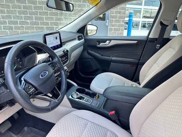 Used 2021 Gold Ford SE image 16
