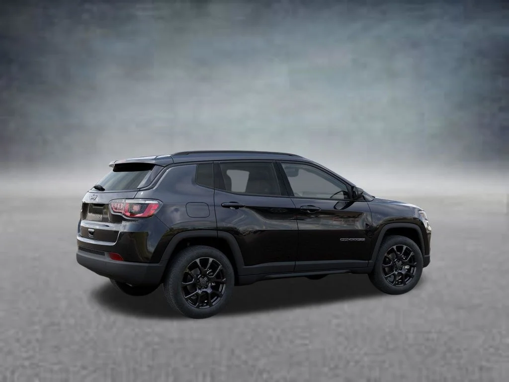 New 2026 Diamond Black Crystal Pearlcoat Jeep Latitude image 4
