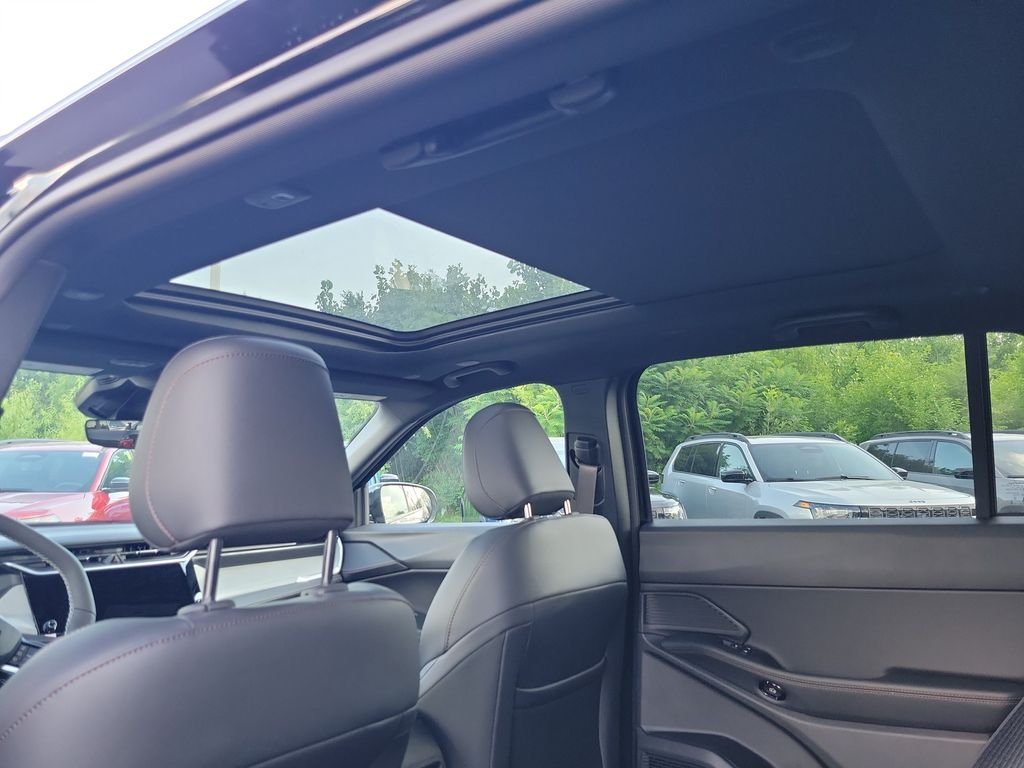 New 2026 Diamond Black Crystal Pearlcoat Jeep Limited image 10