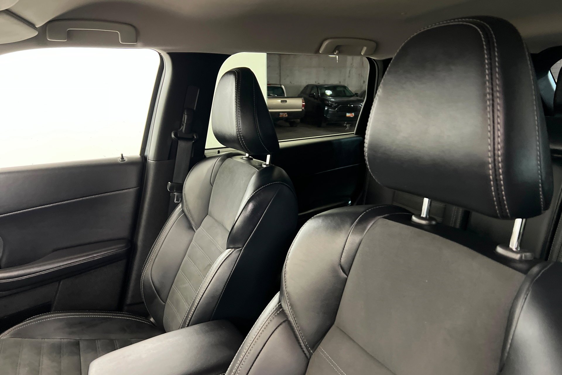 Used 2024 Silver Mitsubishi SE image 17
