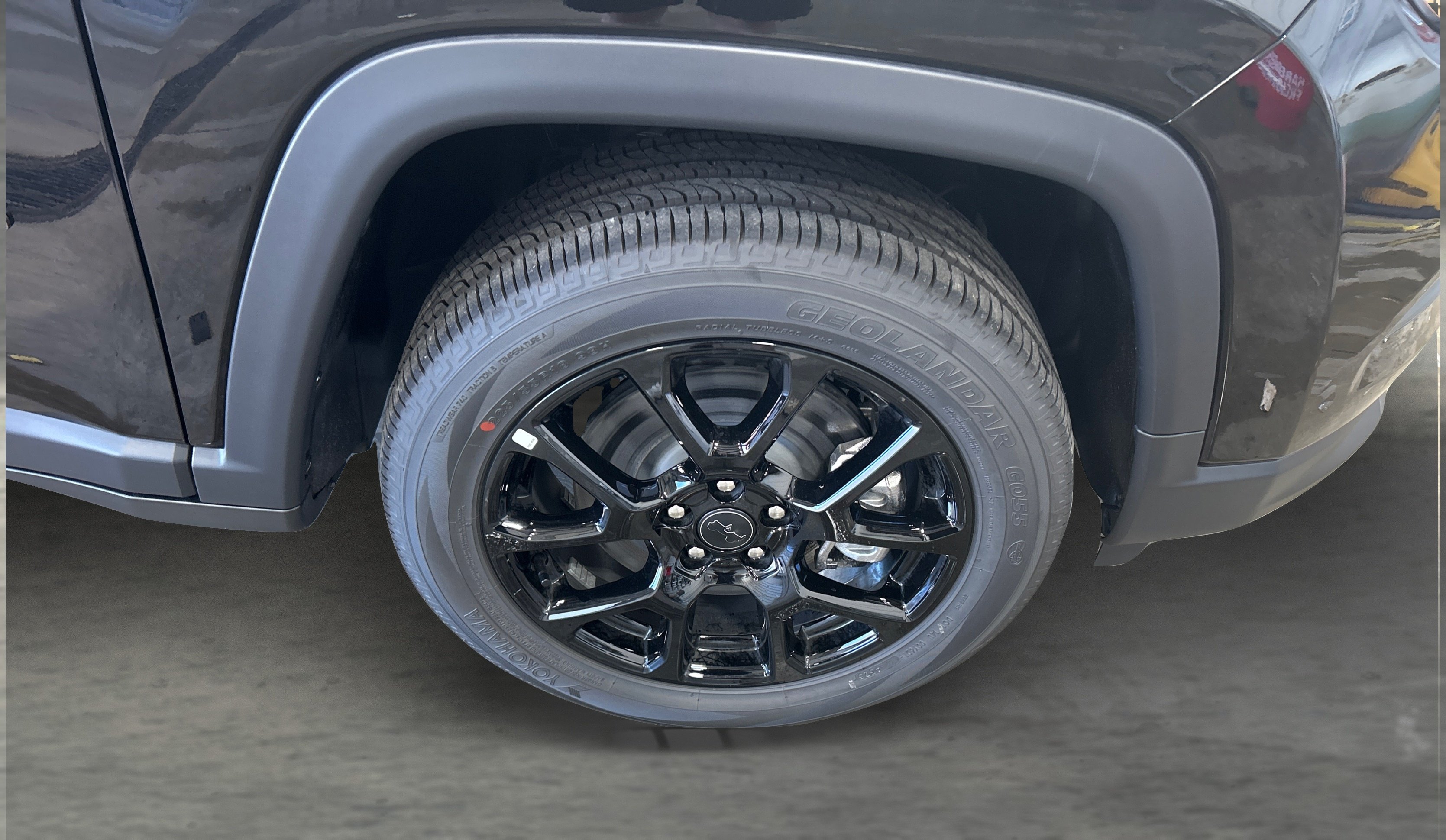 New 2026 Diamond Black Crystal Pearlcoat Jeep Latitude image 22