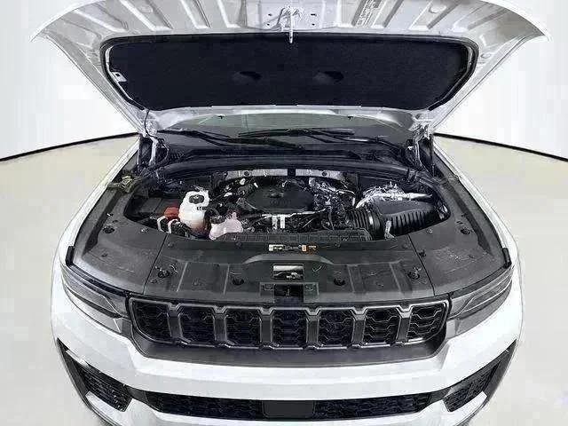 New 2026 Bright White Clear-Coat Exterior Paint Jeep Laredo image 29