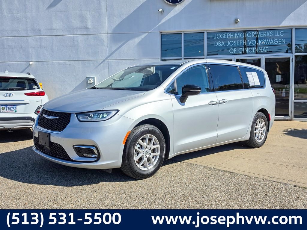 2024 Chrysler Pacifica Touring L's photo