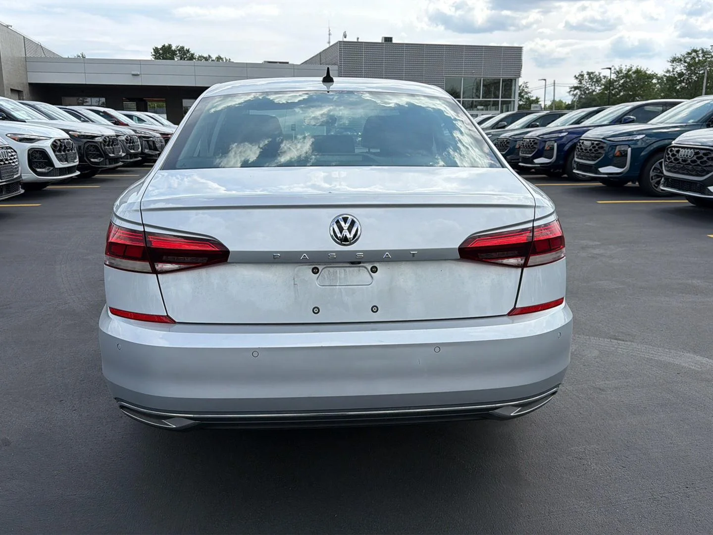 Used 2020 Platinum Gray Metallic Volkswagen 2.0T SEL image 4