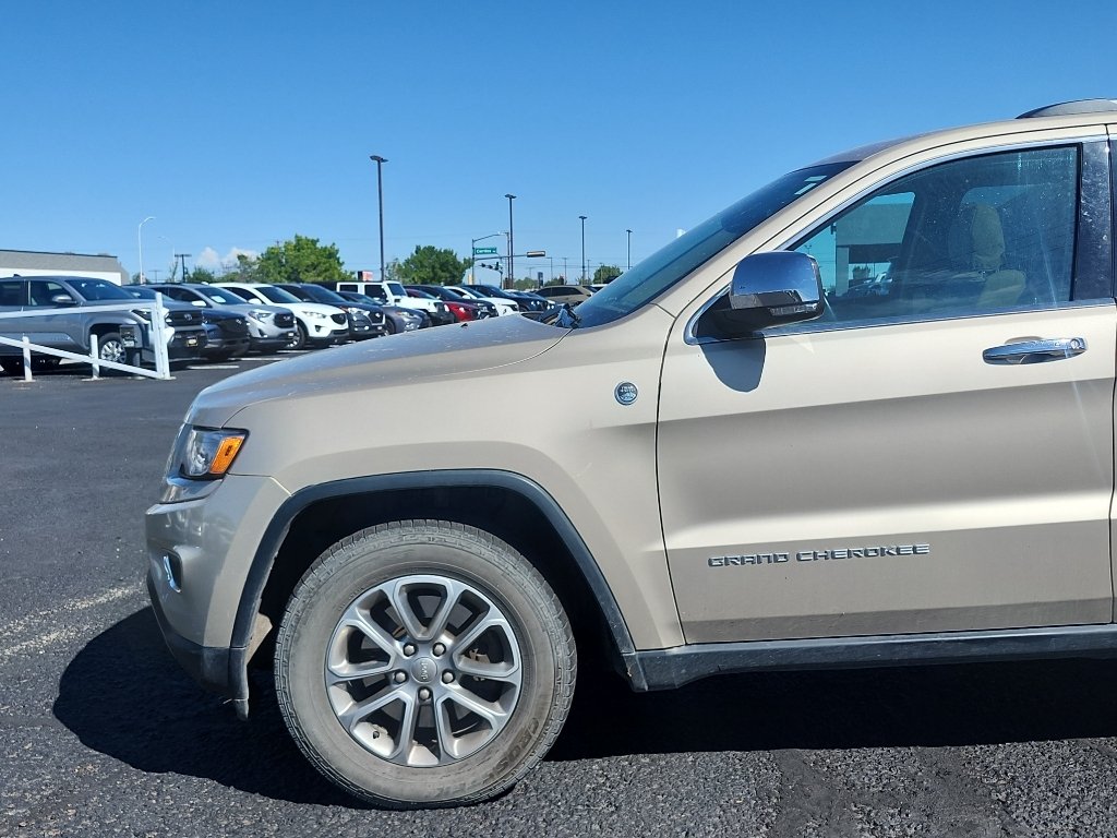 Used 2015 Champagne Jeep Limited image 9