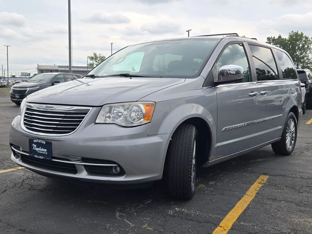Used 2013 Silver Chrysler Touring-L image 3