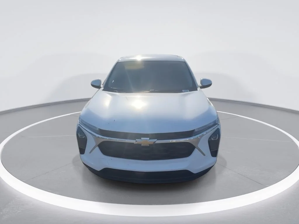 Used 2025 White Chevrolet LS image 3