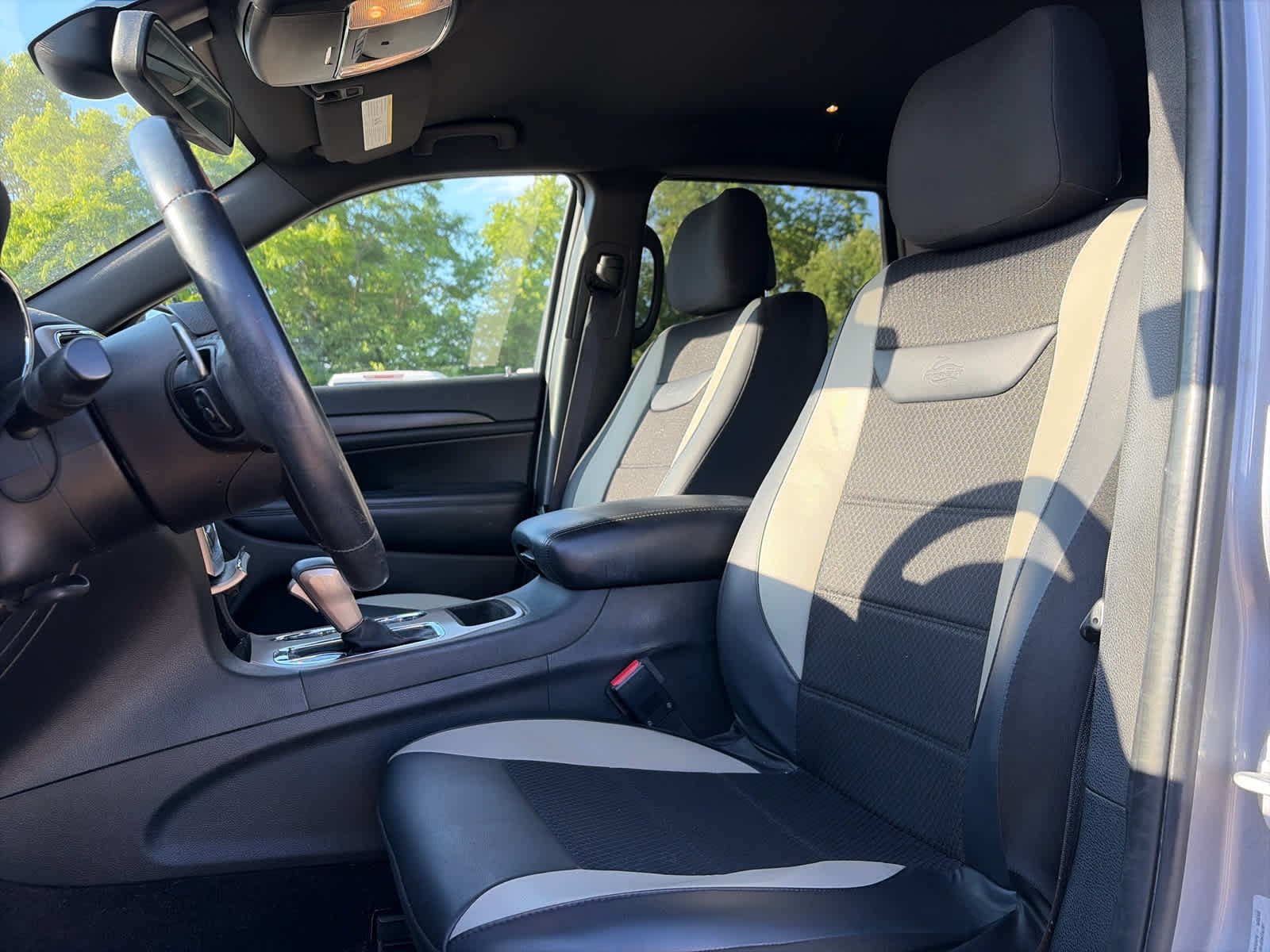 Used 2016 Silver Jeep Laredo image 5
