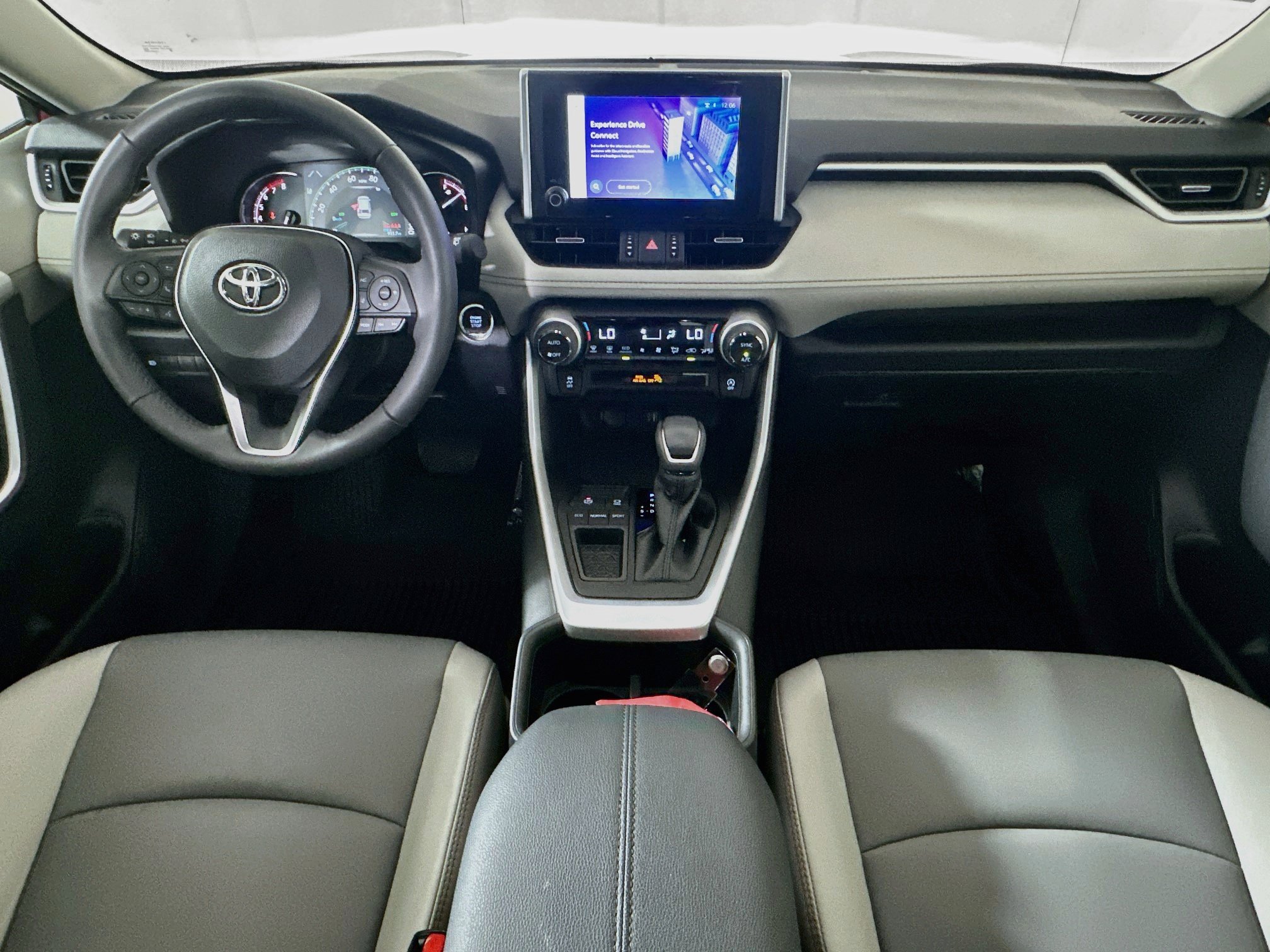 Used 2024 Pearl Toyota XLE Premium image 27