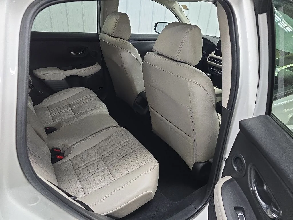 Used 2024 White Honda EX-L image 18