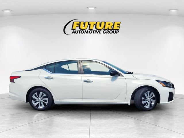 Used 2025 White Nissan 2.5 S image 3