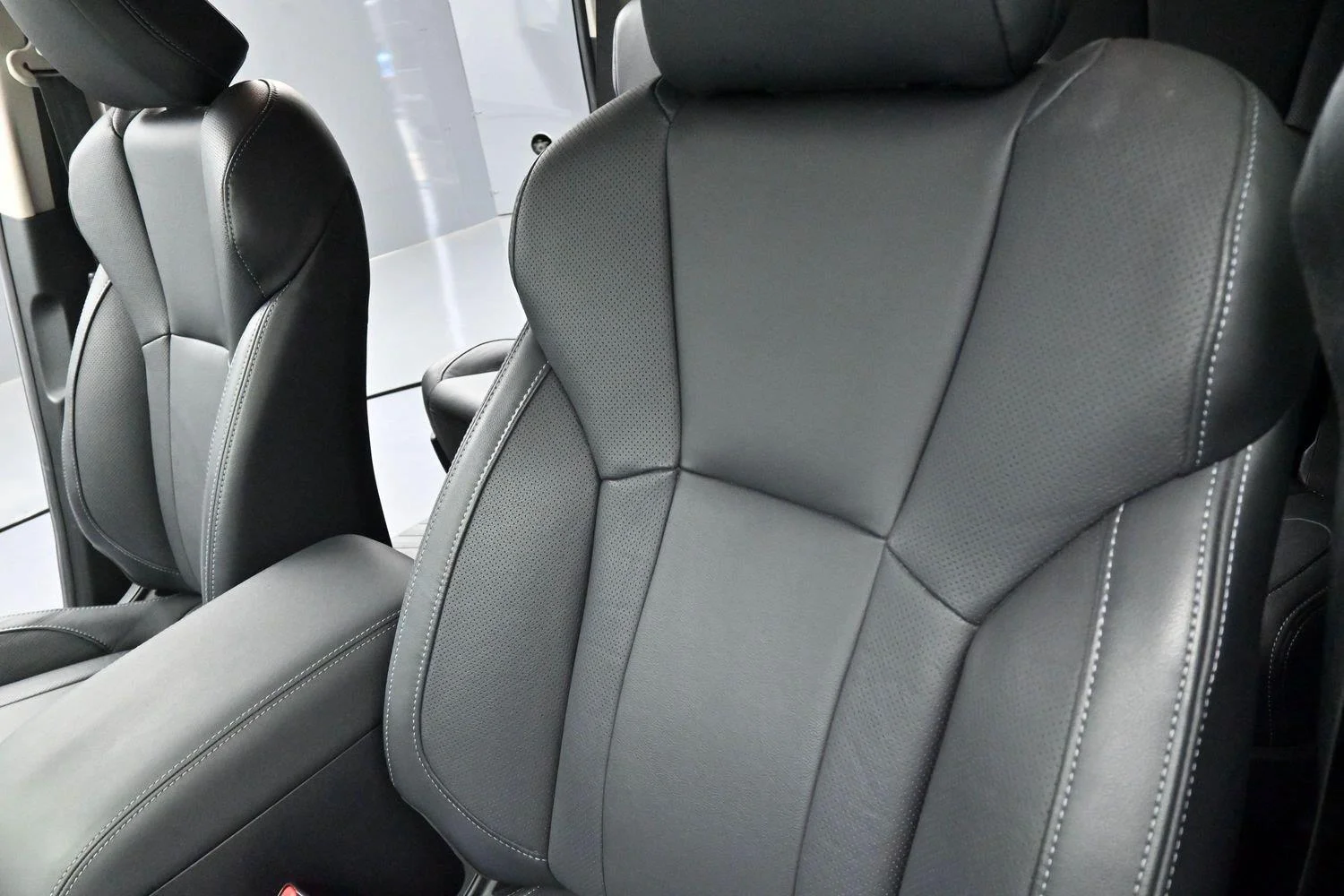 Used 2024 Ice Silver Metallic Subaru Limited image 16