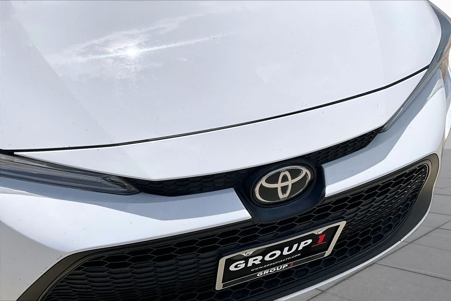 Used 2022 White Toyota LE image 29
