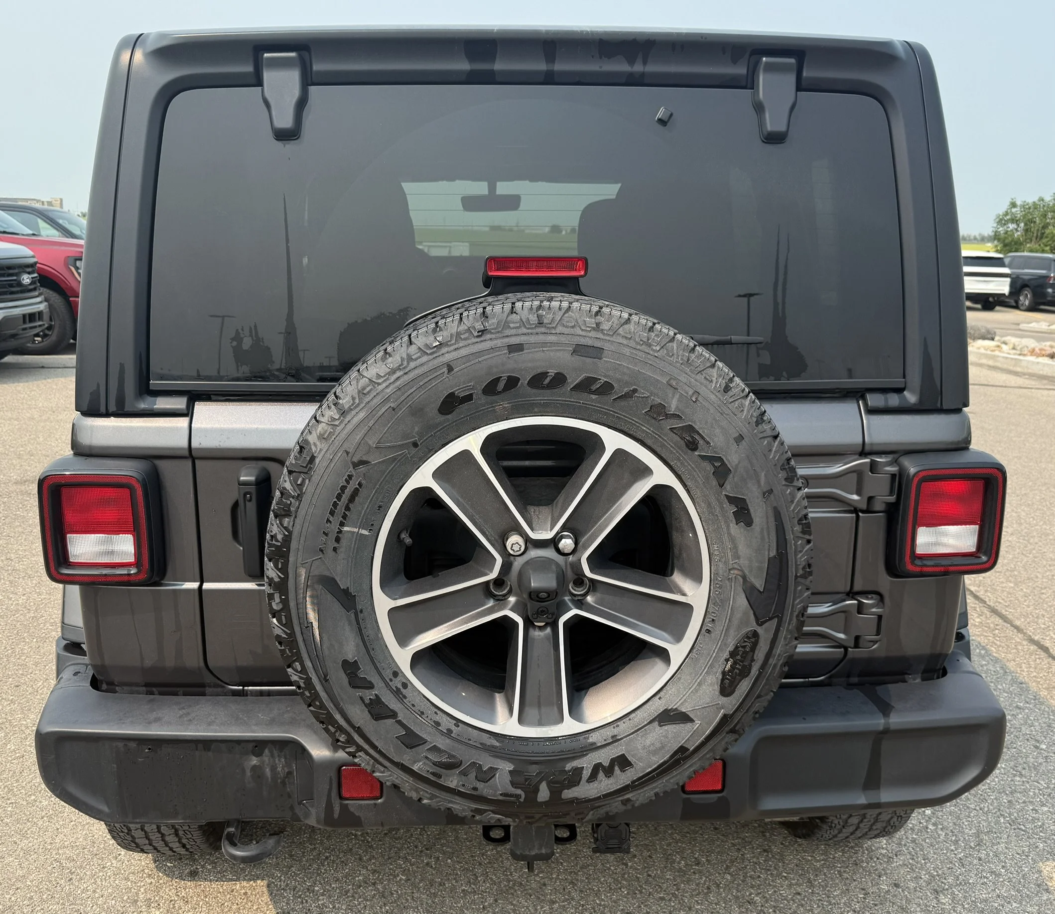 Used 2023 Granite Crystal Metallic Jeep SAHARA **New Arrival** image 4
