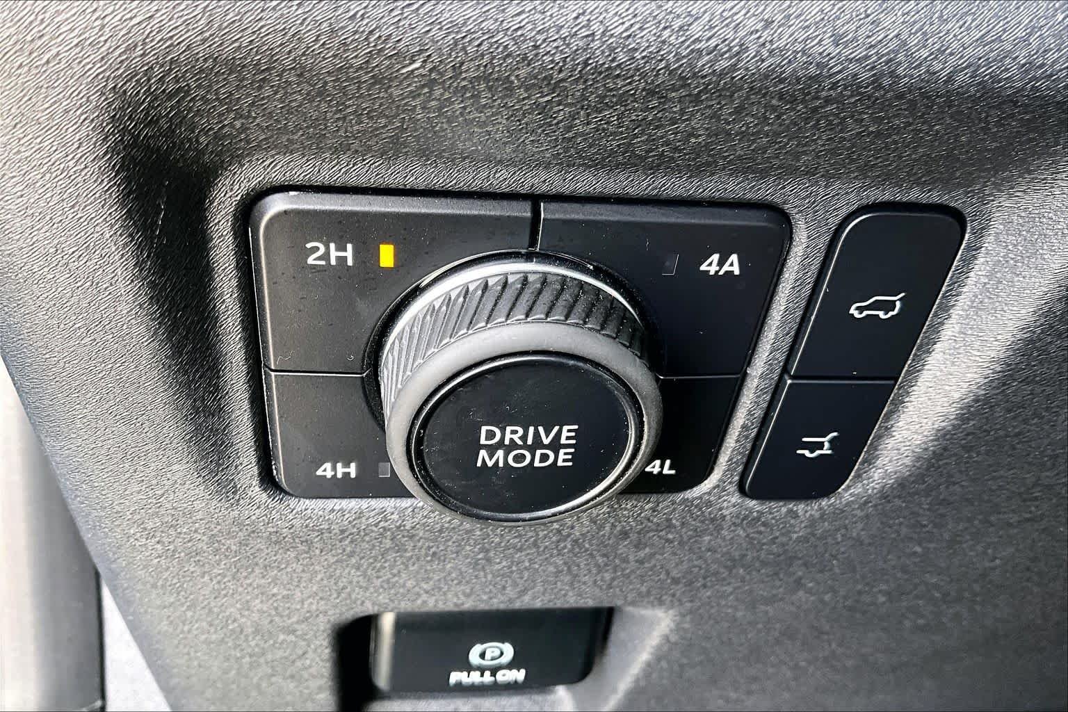 Used 2025 Agate Black Metallic Ford King Ranch image 32