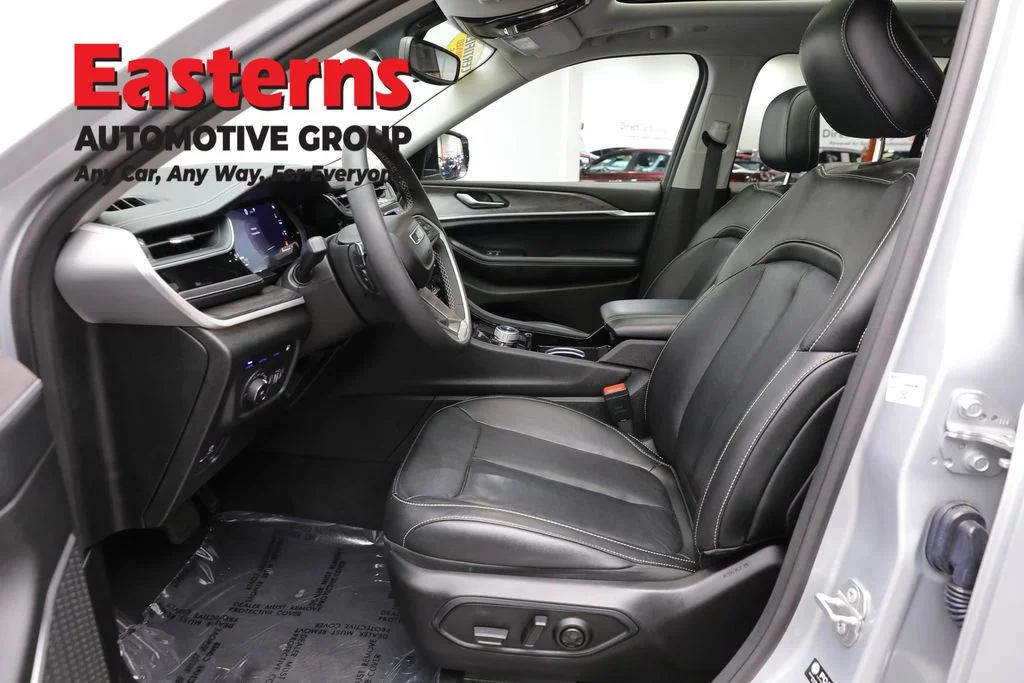 Used 2022 Silver Jeep 4xe image 14