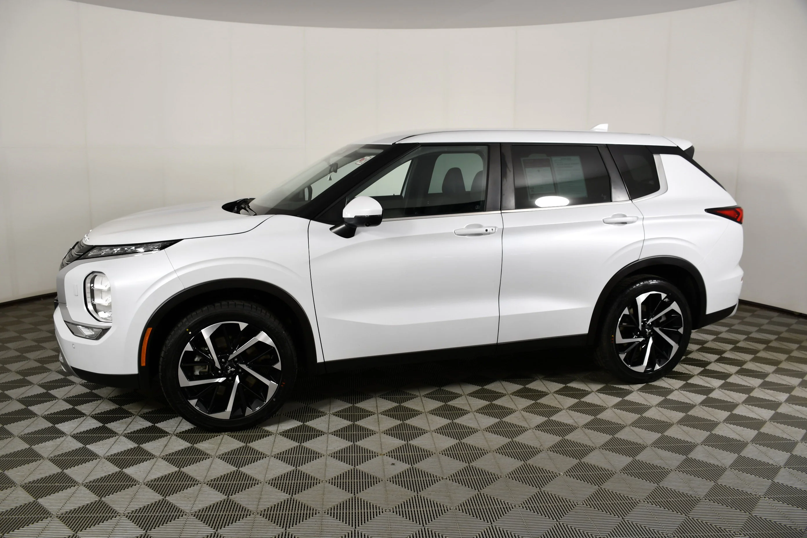 Certified Used 2023 White Diamond Mitsubishi SE image 9