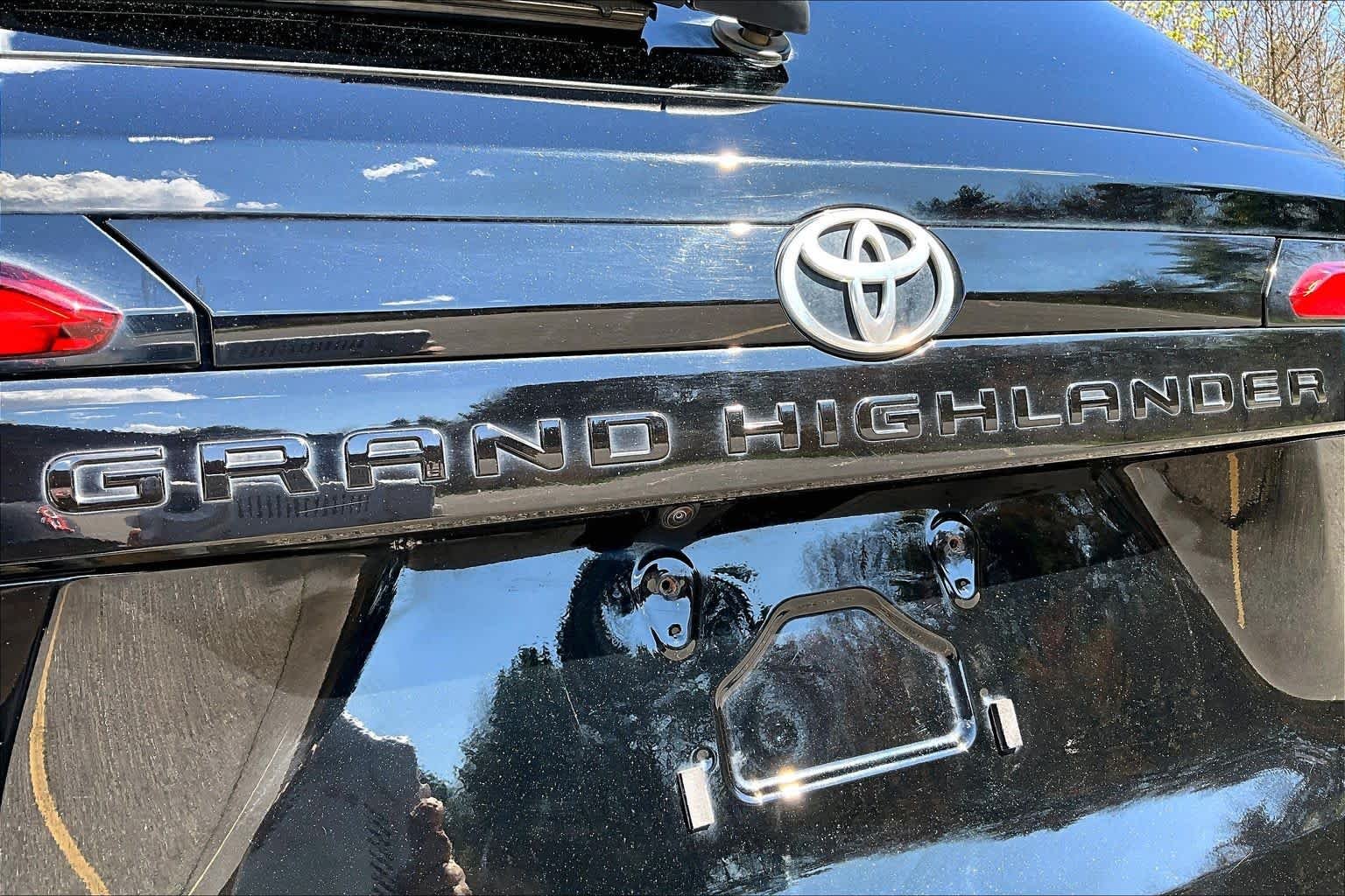 Used 2024 Midnight Black Metallic Toyota XLE image 33