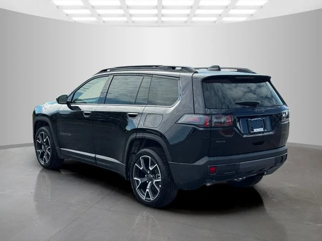 New 2026 Diamond Black Crystal Pearl-Coat Exterior Paint Jeep Overland image 5