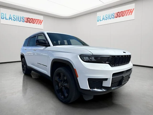 Used 2023 White Jeep Altitude image 1