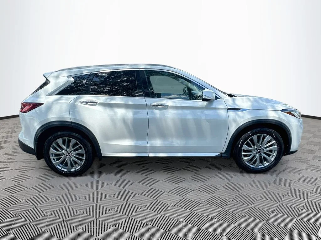 Certified Used 2023 White INFINITI LUXE image 5