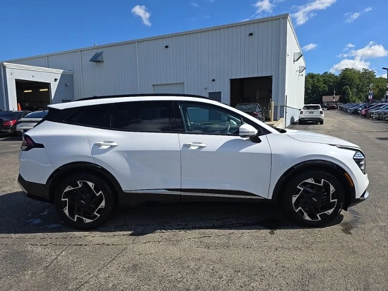 Used 2023 White Kia SX-Prestige image 9