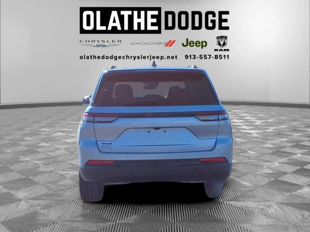 New 2025 Silver Zynith Exterior Paint Jeep Limited image 27