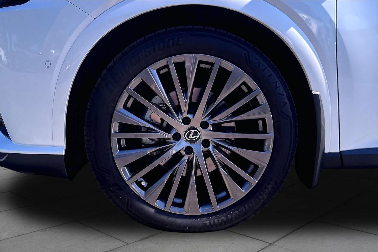 Used 2024 Eminent White Pearl Lexus Luxury image 10
