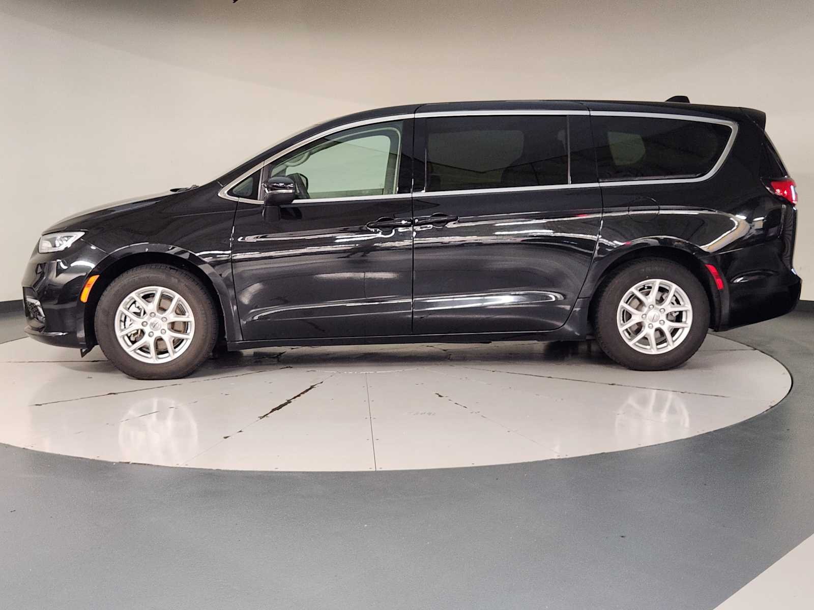 Used 2023 Brilliant Black Crystal Pearlcoat Chrysler Touring L image 5