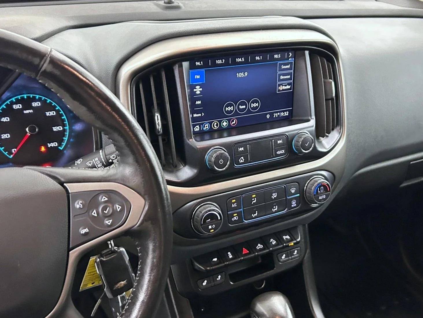 Used 2022 White Chevrolet Z71 image 12