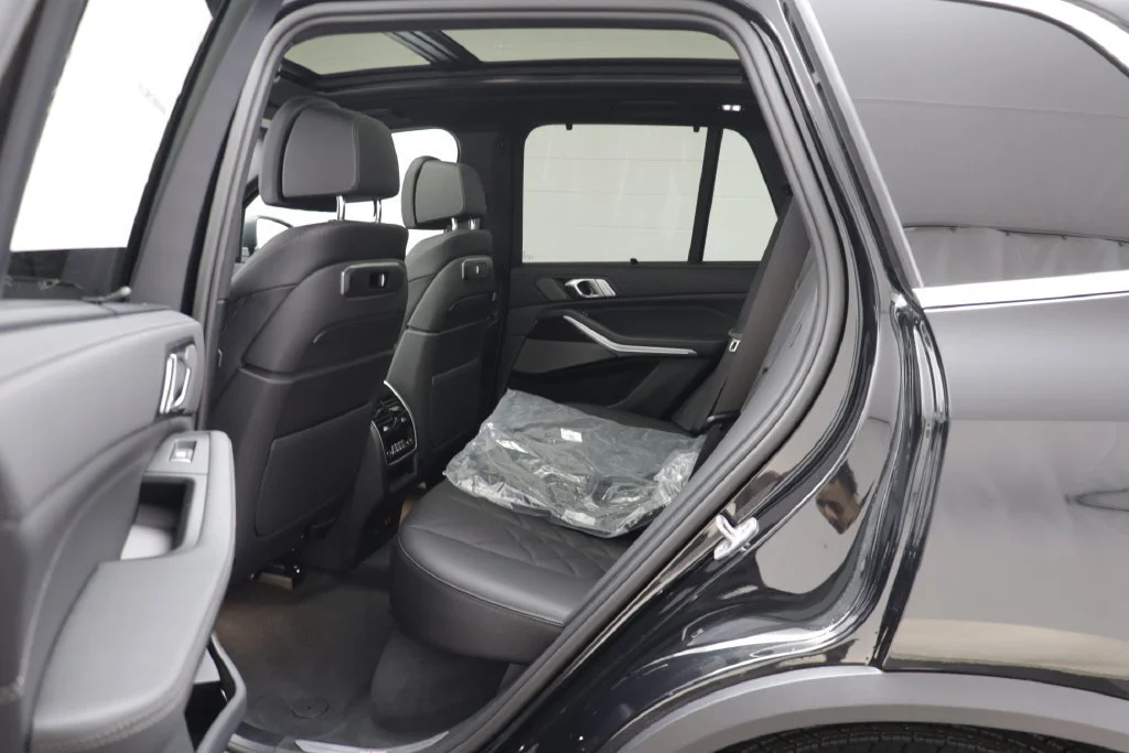 New 2026 BLACK SAPPHIRE BMW xDrive40i image 14