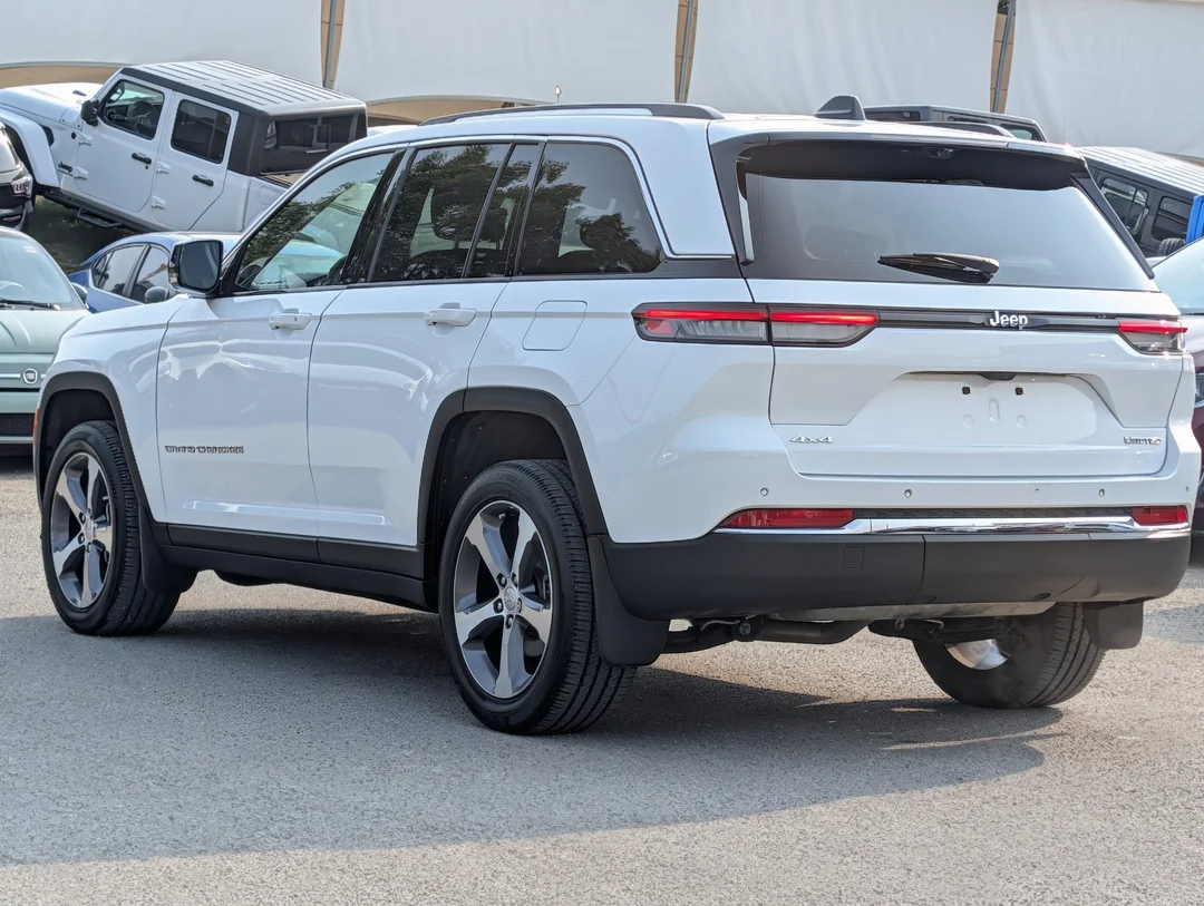 Certified Used 2023 White Jeep Limited - - 4x4 - Luxury Tech II - Command View Sunroof - Passenger Display & More! image 6