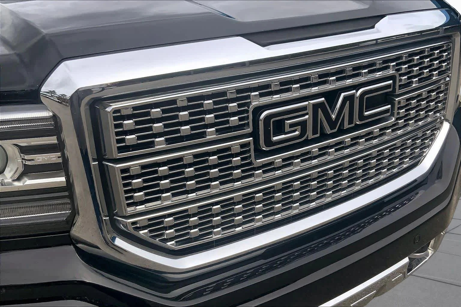 Used 2017 Onyx Black GMC Denali image 30