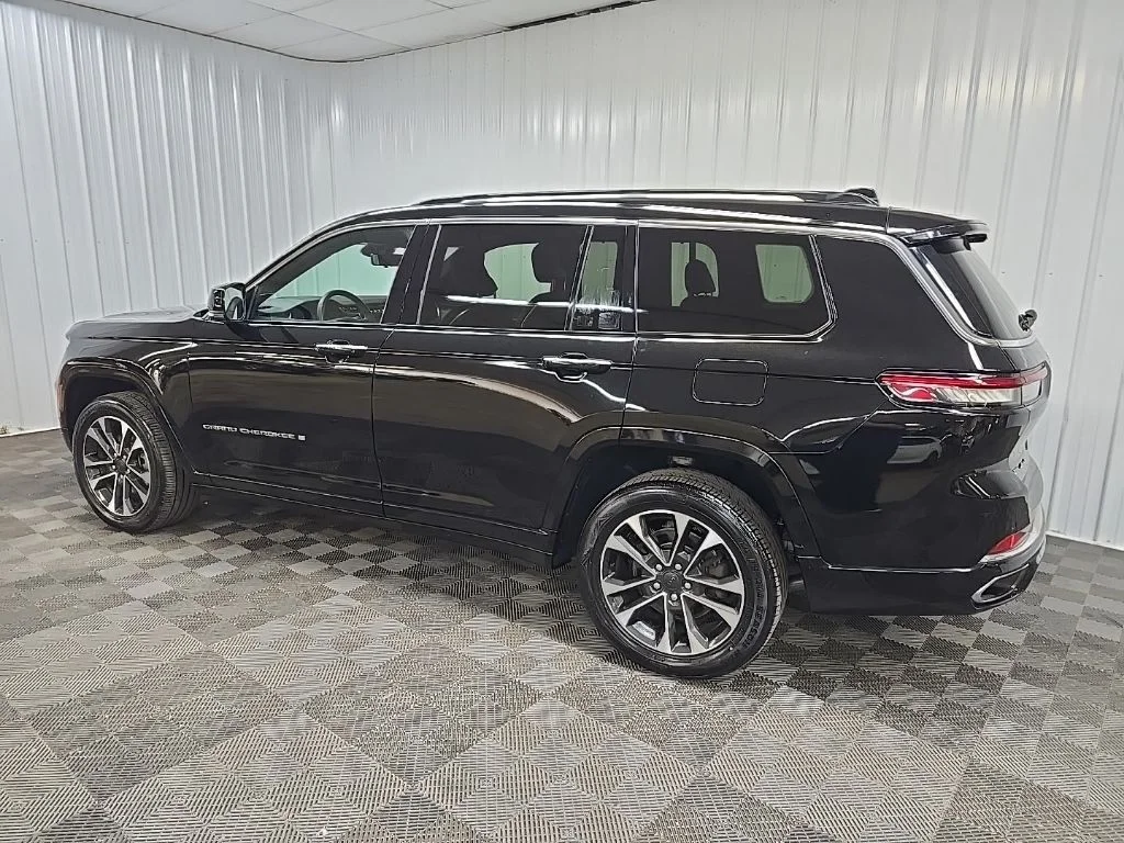 Used 2021 Diamond Black Jeep Overland image 4