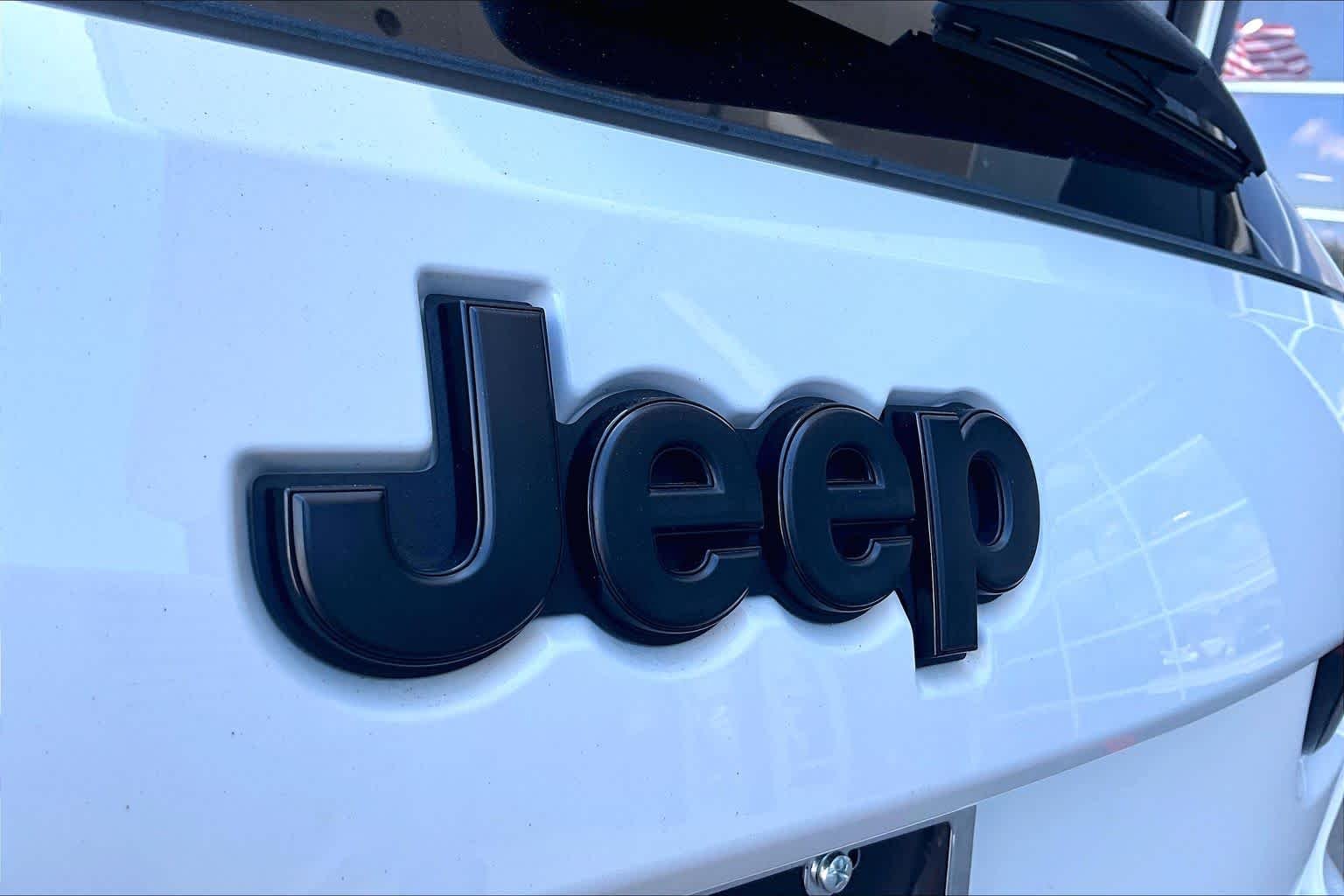Used 2018 Bright White Clearcoat Jeep SRT image 30