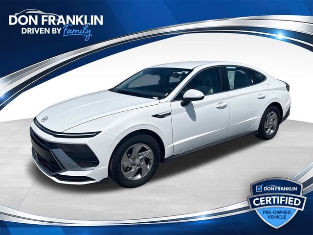 Used 2025 White Hyundai SE image 1