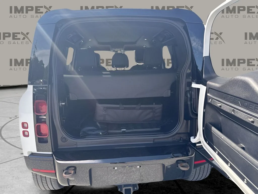 Used 2023 White Land Rover X-Dynamic SE image 18