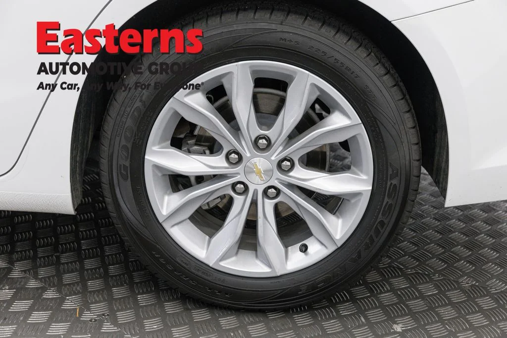 Used 2025 White Chevrolet LT image 32