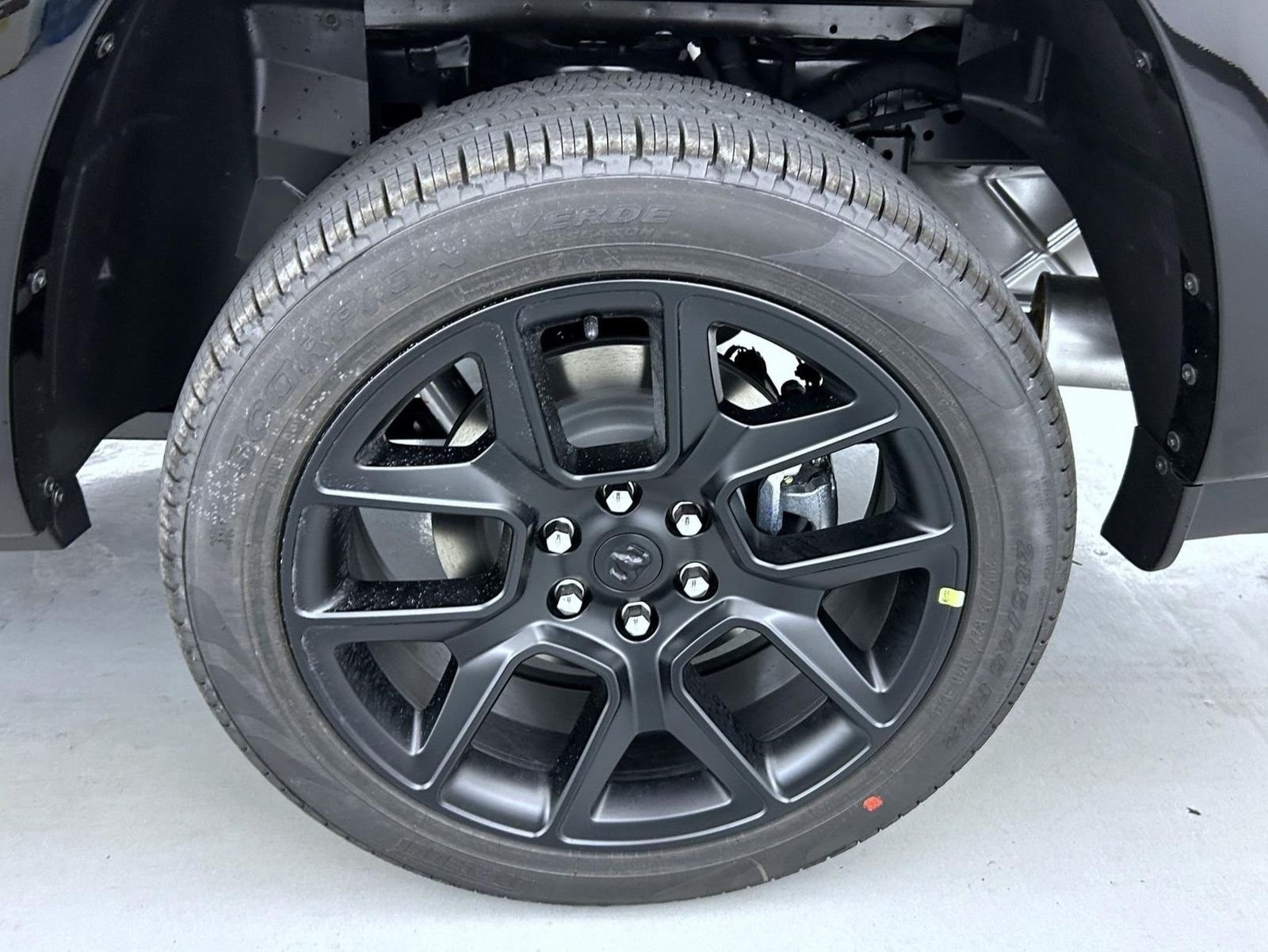 New 2027 Diamond Black Crystal Pearl-Coat Exterior Paint RAM Laramie image 23