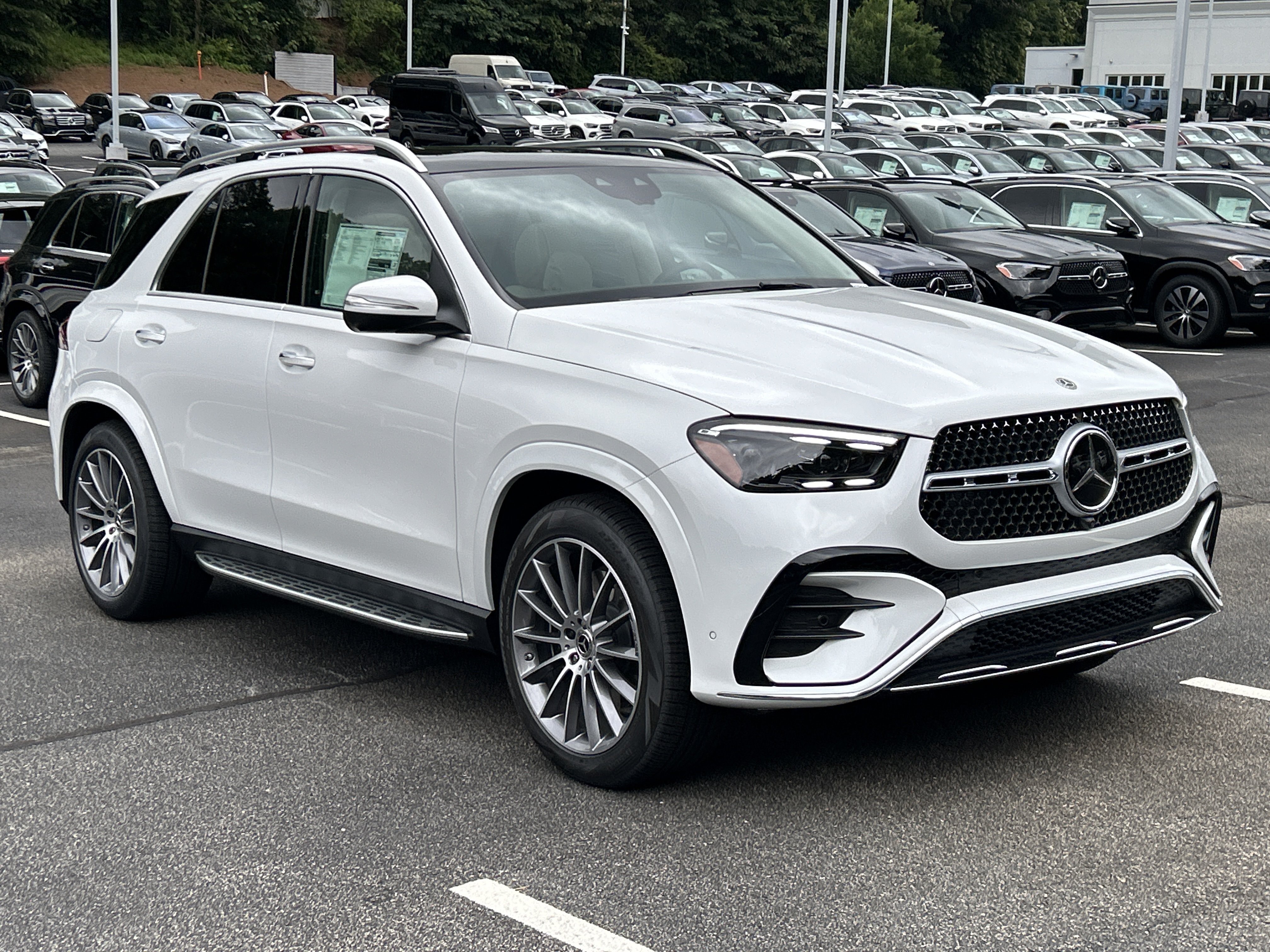 New 2026 MANUFAKTUR Moonlight White Metallic Mercedes-Benz GLE 450 4MATIC® SUV image 4