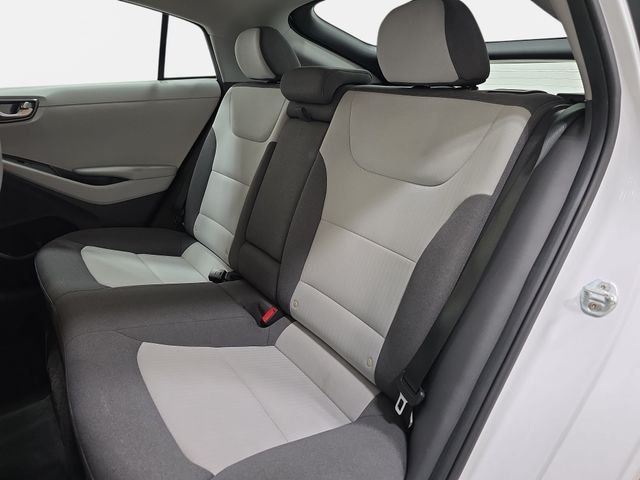 Used 2020 White Hyundai SE image 13