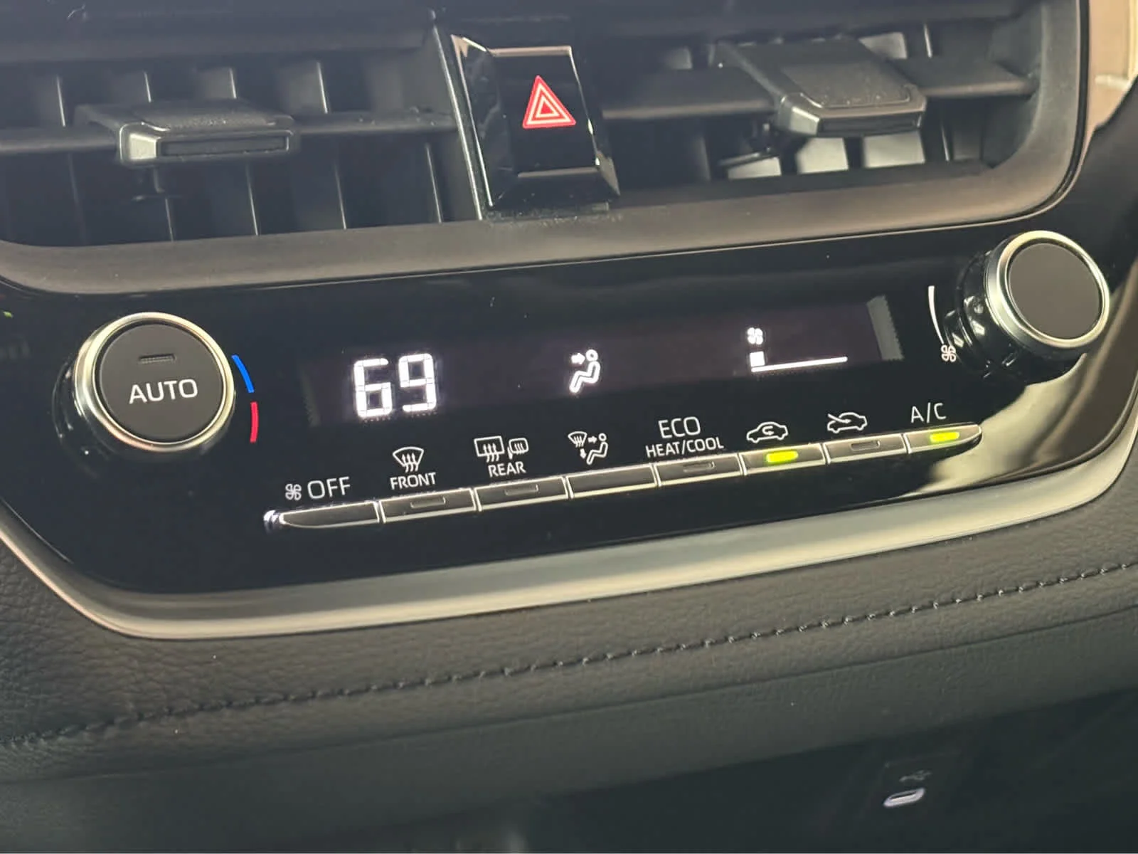 Used 2024  Toyota Hybrid LE image 22