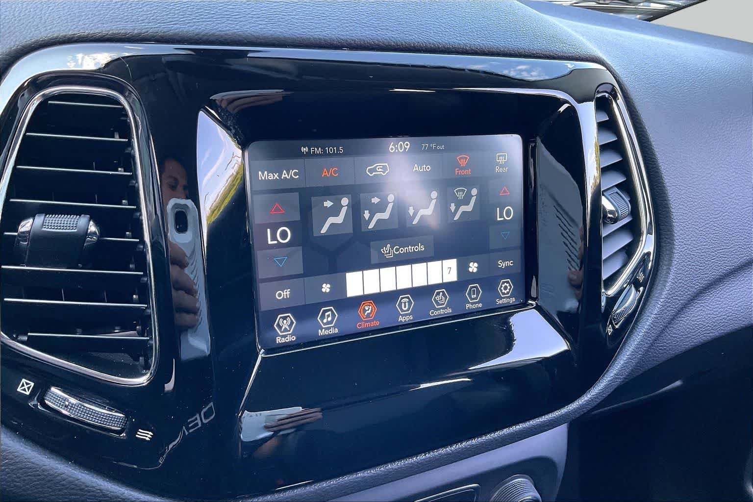 Used 2019 White Clearcoat Jeep Latitude image 27